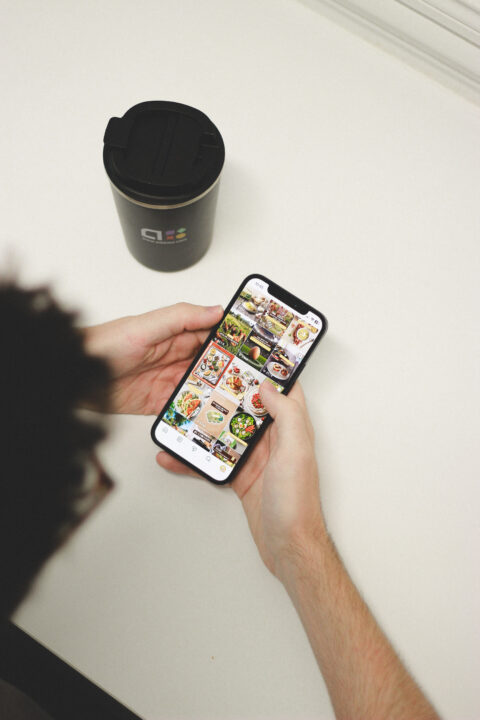 Collaborateur scrollant sur instagram