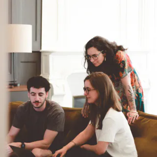Réunion entre 3 collaborateurs