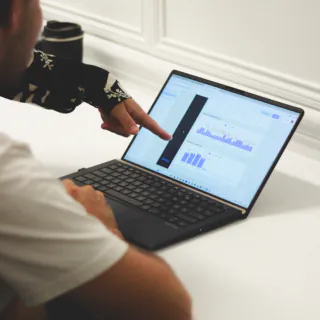 deux collaborateurs regardent un écran de statistiques